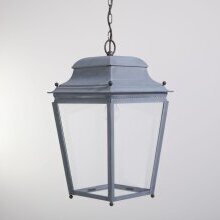 Jede Chantilly Nr. 176 XL wird mit Liebe zum Detail von erfahrenen Handwerkern gefertigt. Historische Deckenleuchte mit Kette. Klarglas. Die Oberfläche ist aus Zink.