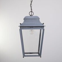 Die Chantilly Nr. 176 XL fügt sich harmonisch in historische und moderne Außenbereiche ein.. Viereckiges Design mit Deckenkette.