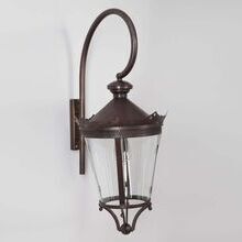 Die edle Wandlaterne Line Nr. 192 L als stilvolle Außenbeleuchtung mit französischem Flair. Geschwungener Wandarm an der runden Wandlampe von LumArt.