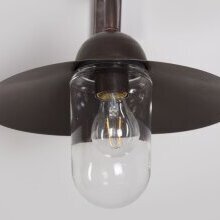 Eleganter Lichtwurf nach unten – perfekte Beleuchtung für Fassaden und Wege. Nahaufnahme Wandhalterung und Arm

Solide, handgeschmiedete Wandhalterung – stabile Montage mit Stil.