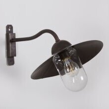 Schräg montierte Außenlampe mit langem Ausleger – ideal für Türen und Durchgänge.