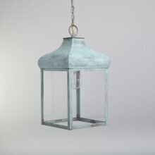 Historische Deckenleuchte an einer Kette mit Baldachin. Farbe Patinagrün – Finish mit Charakter.
Das aufwendig handpatinierte Verdisgrün erinnert an natürliche Alterung durch Zeit und Witterung – eine Oberfläche mit Seele.