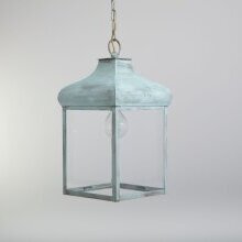 Elegant über dem Terrasseneingang. Historische Deckenleuchte in 4-eckiger Form mit 4 klaren Lampengläsern neben eioner weißen Wand.

Die historische Deckenleuchte Gèneve Lantern L entfaltet ihr Licht am schönsten über einer überdachten Terrasse oder Veranda – einladend, warm und dezent stilvoll.