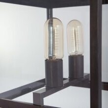 Lumart historische Außenleuchte Antana. Viereckige Form aus Messing mit Patina.
Ihre moderne Formgebung macht sie zum idealen Partner für kubische Gebäude und glatte Fassaden.