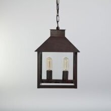 Außenlampe in viereckiger Form aus patiniertem Messing.

Fein strukturierte Oberfläche mit sanftem Schimmer – jedes Stück ein Unikat durch Handveredelung.