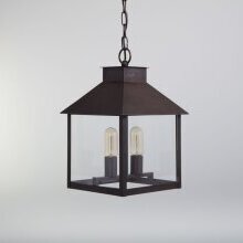 Die geometrische, viereckige Form harmoniert perfekt mit klaren Fassaden – stilvoll, urban, hochwertig. Messing patiniert mit Klarglas Lampenscheiben.