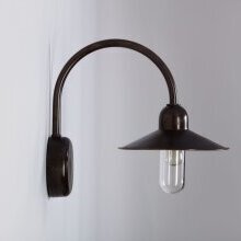 Kompakte Wandlampe mit gewölbtem Arm – klassisches Design im kleinen Format.