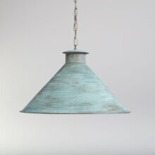 Chapeau Dupont Nr. 423 als Solitär über einem Esstisch

Die elegante Form der Hängeleuchte mit breitem Schirm sorgt für gerichtetes Licht und stilvolles Ambiente – ideal für Wohn- oder Gasträume.

Die massive Kette mit passendem Baldachin in Messing verbindet Ästhetik und Stabilität – klassisch und funktional.