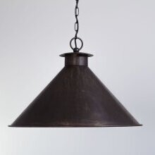 In hohen Räumen entfaltet die Lampe ihre ganze Wirkung – groß, aber elegant und optisch leicht.