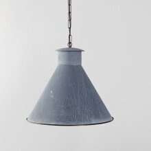 Die Kombination aus Industrie-Optik und traditionellem Handwerk passt perfekt zu modernen wie klassischen Umgebungen.