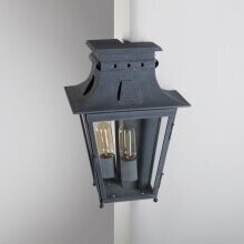 Die exklusive Megève Nr. 213/2 L als stilvolle Beleuchtung für architektonische Übergänge. Historische Eckleuchte über eine Wandecke.