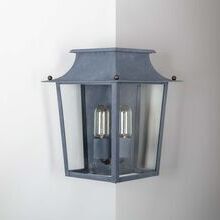 Symmetrisches Design mit eleganter Glaseinfassung – klassisch und funktional. Von Lumart Frankreich aus Zink gealtert mit geschlossenem Dach.