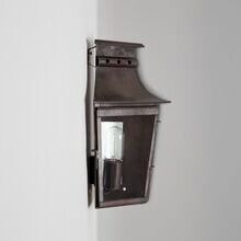 Die Wandlampe Morzine Nr. 2169 in der Größe M stammt aus der Manufaktur für historische Außenleuchten Lumin Art in Frankreich.

Das Besondere an dieser historischen Wandlaterne ist die 90° Ausrichtung. D.h., diese Außenleuchte kann in einer Ecke montiert werden

Als großer Klassiker lässt sich diese Kollektion vom Frankreich des 19. Jahrhunderts inspirieren und passt hervorragend in ein traditionelles Fachwerk- oder provenzalisches Bauernhaus oder sogar in eine bürgerliche Residenz mit gemauerten Fenstern.

Die Morzine Kollektion besteht aus Wand-, Decken und Eckleuchten.

Entworfen vom Studio Lum'art, wird auch im Handel als Atelier Lumin´Art bezeichnet bezeichnet

Handgefertigt in Frankreich

Abgebildetes Finish: Messing antique.

Referenz Nr.: 2169

Abmessungen: H 36cm x W 23cm

Rohmaterial: massives Messing oder massives Zink

Anzahl Lichtquellen: 1

Fassung: E14

60 Watt max.

IP23

Class 1

Die Oberflächen der Wandleuchte sind handgefertigt und können von Charge zu Charge variieren. Einige Oberflächen werden sich im Laufe der Zeit weiterentwickeln.

Material und Farben

Diese Leuchte ist geeignet für Leuchtmittel der Energieklassen: A++, A+, A, B, C, D, E.

 

Morzine historical Wall lantern small angle M. Made by Lumin´Art aka Atelier Lumin´Art, France.

A great classic, this collection draws its inspiration from 19th century France, and goes beautifully in a traditional Perche or Provencal farmhouse or even a bourgeois residence with brick-framed windows.