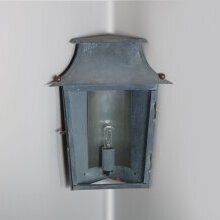 Ideale Lichtlösung für verwinkelte oder unterbelichtete Fassadenbereiche.
Abgebildetes Finish: gealtertes Zink.
Abmessungen: H 38cm x W 30cm