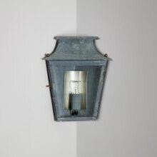 Französische Wandleuchte für Ecken mit gealtertem Zink-Finish – stilvoll und funktional.

Wandlampe Passy Nr. 270 von LumArt, Frankreich.
die Passy Außenleuchte kann in einer Ecke montiert werden.
Abgebildetes Finish: gealtertes Zink.
Abmessungen: H 32cm x W 26cm
Rohmaterial: massives Messing oder massives Zink

Anzahl Lichtquellen: 1