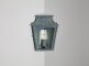 Französische Wandleuchte für Ecken mit gealtertem Zink-Finish – stilvoll und funktional.

Wandlampe Passy Nr. 270 von LumArt, Frankreich.
die Passy Außenleuchte kann in einer Ecke montiert werden.
Abgebildetes Finish: gealtertes Zink.
Abmessungen: H 32cm x W 26cm
Rohmaterial: massives Messing oder massives Zink

Anzahl Lichtquellen: 1