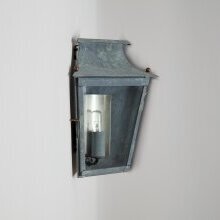 Nostalgische Ecklampe für klassische und moderne Architekturen.