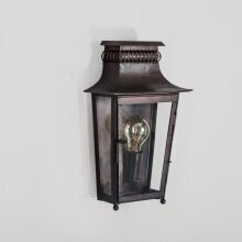 Die elegante Cluny Nr. 203 S als stilvolle Außenbeleuchtung für schmale Eingangsbereiche. Flache Bauweise mit drei Lampengläsern.