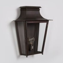 Die schmale Bauweise macht sie ideal für Eingangsbereiche und enge Durchgänge. Direktmontage an der Hauswand. Das flache Design hat 3 Lampenscheiben.