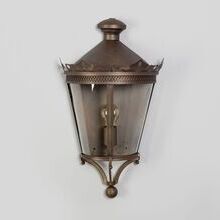 „Line Wandleuchte Nr. 2092 L von LumArt – historische Außenlampe im Pariser Stil aus patiniertem Messing“. Halbrunde Wandleuchte an weißer Hauswand.