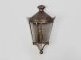„Line Wandleuchte Nr. 2092 L von LumArt – historische Außenlampe im Pariser Stil aus patiniertem Messing“. Halbrunde Wandleuchte an weißer Hauswand.
