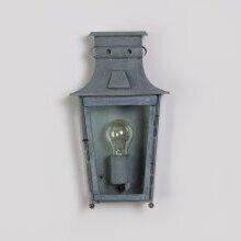 Historische , flache Wandleuchte. Viereckige, klassische Form, flach mit 3 klaren Lampengläsern
Die Megève Nr. 210 S bringt französischen Charme in Ihren Außenbereich.