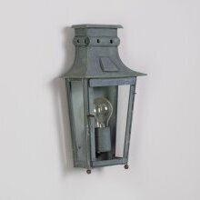 Die Megève Nr. 210 S bringt französischen Charme in Ihren Außenbereich. Flache, historische Wandleuchte von LumArt. Messinggehäuse mit Finish. 3 klare Lampengläser.
