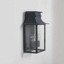 seitliche Abbildung der historischen Wandleuchte Longchamp an einer modernen Hauswand