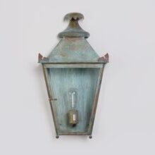 Vieux Manoir als dekorative Leuchte in überdachten Innenhöfen oder offenen Foyers. Flache Leuchtenform aus Messing mit weiß-grüner-Patina. Zierkrönchen auf dem Dach und 3 klare Lampengläser.