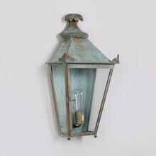 flache Wandleuchte im historischen Design. Interessant für Mauern und Haustürbereiche, auch bei Denkmalgeschützten Gebäuden.
Alternative Oberfläche in Patina – stilvoll gealtert und perfekt für romantische Außenbereiche.