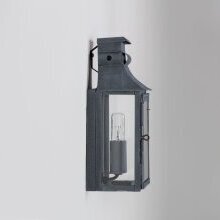 P.L.M. Wandleuchte Nr. 2134 XS von LumArt in gealtertem Zink – montiert an klassischer Hauswand mit zurückhaltendem Lichtbild.