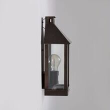 Seitenansicht mit Wandmontage
Solide Wandhalterung mit rückseitigem Zugang zur Installation – flach, schlicht und stabil.