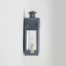 Charakteristische Silhouette mit gewölbtem Dachaufsatz – inspiriert von alten Galerie-Leuchten.