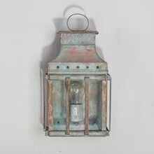 Ramatuelle Wandleuchte Nr. 2145 M im Verdigris-Finish – stilvolle Wandlampe an rustikaler Steinwand.