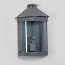 Wandleuchte Luxembourg Nr. 2046 L im gealterten Zink-Finish – elegante Außenlampe an schlichter Fassade. Rundes Gehäuse aus gealtertem Zink. Runde Verglasung.