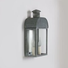 Historisches Design trifft modernes Umfeld – kontrastreiche Wirkung mit Stil. Der Leuchtenkörper besteht aus gealtertem Zink.