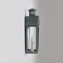 Die elegant gewölbte Dachform verleiht der Leuchte eine charakteristische Silhouette. Das Material ist aus gealtertem Zink.