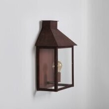 Antana Wandlampe mit rostfarbenem Finish – klassisches Design in flacher Bauform.