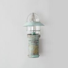 Schmale Bauform und geschwungene Linien – eine harmonische Lichtlösung für schmale Wände. Perfekt für Wege, Mauern oder Sitzplätze – diese Leuchte sorgt für warmes, blendfreies Licht.