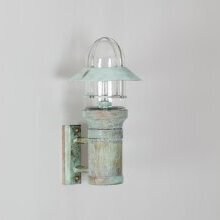 Verdigris-Finish mit handgearbeiteter Patina

Die von Hand aufgetragene Grünspan-Oberfläche verleiht der Wandleuchte eine individuelle, elegante Note.