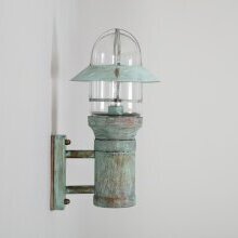 Klassische Wandlampe mit Grünspan-Oberfläche, ideal zur dezenten Beleuchtung von Terrassen oder Wegen.
