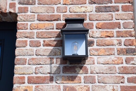 schöne Außenleuchte Louis Philippe Nr. 1 von Roger Pradier aus Frankreich.

Exklusives Design. Neben verschiedenen Farben gibt es diese Wandleuchte auch in Zink brut. Mit LED Leuchtmitteln erreichen Sie eine gute Kombination von Umweltschonung und sehr guter Lichtausbeute.

Wählen Sie zwischen 26 verschiedenen Farben. Gerne senden wir Ihnen Farbmuster zu.

113 Velvet Black, 000 Tiefschwarz RAL 9005, 107 Schwarzgrau RAL 7021, 059 Schiefergrau, 006 Dunkelgrau, 023 Metallgrau, 105 Seidengrau RAL 7044, 001 Weiß, 101 Reinweiß RAL 9010, 065 Stahlblau RAL 5011, 058 Azurblau RAL 5009, 111 Blau, 019 Tannengrün British green RAL 6009, 067 Tannengrün rau, 109 Farngrün RAL 6025, 015 Gelbgrün RAL 6018, 068 Schwefelgelb RAL 1016, 014 Reinorange RAL 2004, 056 Verkehrsrot RAL 3020, 066 Weinrot RAL 3005, 046 old Rustic Rostbraun, 054 Sandstein, 053 Kalkstein, 008 Grünpatina, 009 Goldpatina.

Glas: -klar

E27 - 74W max, D 60 x H 200mm.

IP44

SCHUTZKLASSE 1

ALUMINIUM