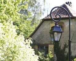 Die klassische Außenbeleuchtung setzt dezente Akzente an Mauern.