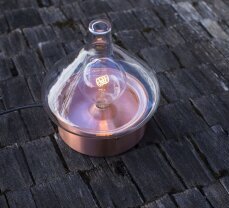 moderne Außenleuchte mit Glasschirm. Steht auf dem Boden.