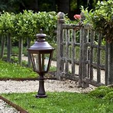 Ob an der Fassade oder im Garten – Louis XIII bringt das Flair französischer Herrenhäuser direkt an Ihr Zuhause.
