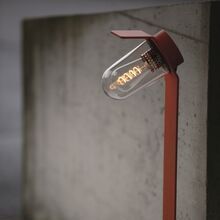 Die Sherlock Nr. 2 von Roger Pradier überzeugt mit einem modernen, auffälligen Aluminium-Design. Verfügbar in 26 Farben, bietet sie vielseitige Gestaltungsmöglichkeiten für Hauseingangsbereiche und Gartenanlagen.