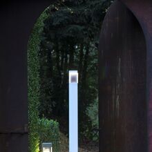 Die Tetra Nr. 04 von Roger Pradier verbindet elegantes, modernes Design mit hochwertiger Verarbeitung für stilvolle Außenbeleuchtung.