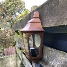 mediterrane Wandlampe Quadrat aus der Außenleuchten Manufaktur Framon, Italien.

Dies Lampe ist aus hochwertigem Aluminium gegossen und in der Farbe Rostbrau lackiert. Die Lampen Verglasung besteht aus transparentem Polycarbonat.
Abmessung: Maße: b22 x t14 x h42cm