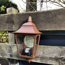 sehr schöne mediterrane Wandlampe "Quadrat" in der interessanten Farbe Rostbraun mit einer Lampen Verglasung aus durchsichtigem Polycarbonat Glas.
Maße: Maße: b22 x t14 x h42cm.
Material: Aluminiumguss
