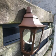 die Wandlampe Quadrat von Framon ist eine flache Außenleuchte für die Montage direkt an der Wand ohne Verwendung eines Lampen Wandarms.
Maße: b22 x t14 x h42cm
Farbe: Rostbraun, rouille. Glas: klar Polycarbonat.
